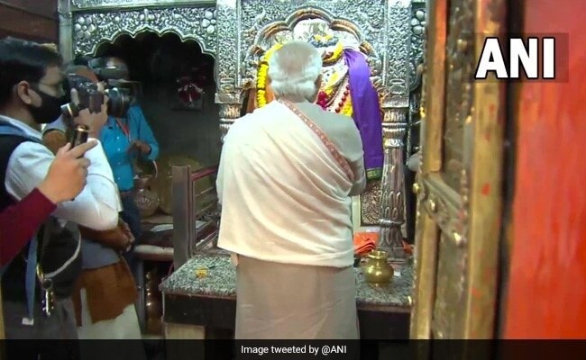 अपने संसदीय क्षेत्र वाराणसी के दौरे के दौरान काल भैरव मंदिर में पूजा-अर्चना करते हुए पीएम मोदी.