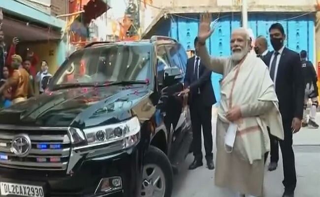 कड़ी सुरक्षा व्‍यावस्‍था के बीच पीएम मोदी वाराणसी पहुंचे हैं.