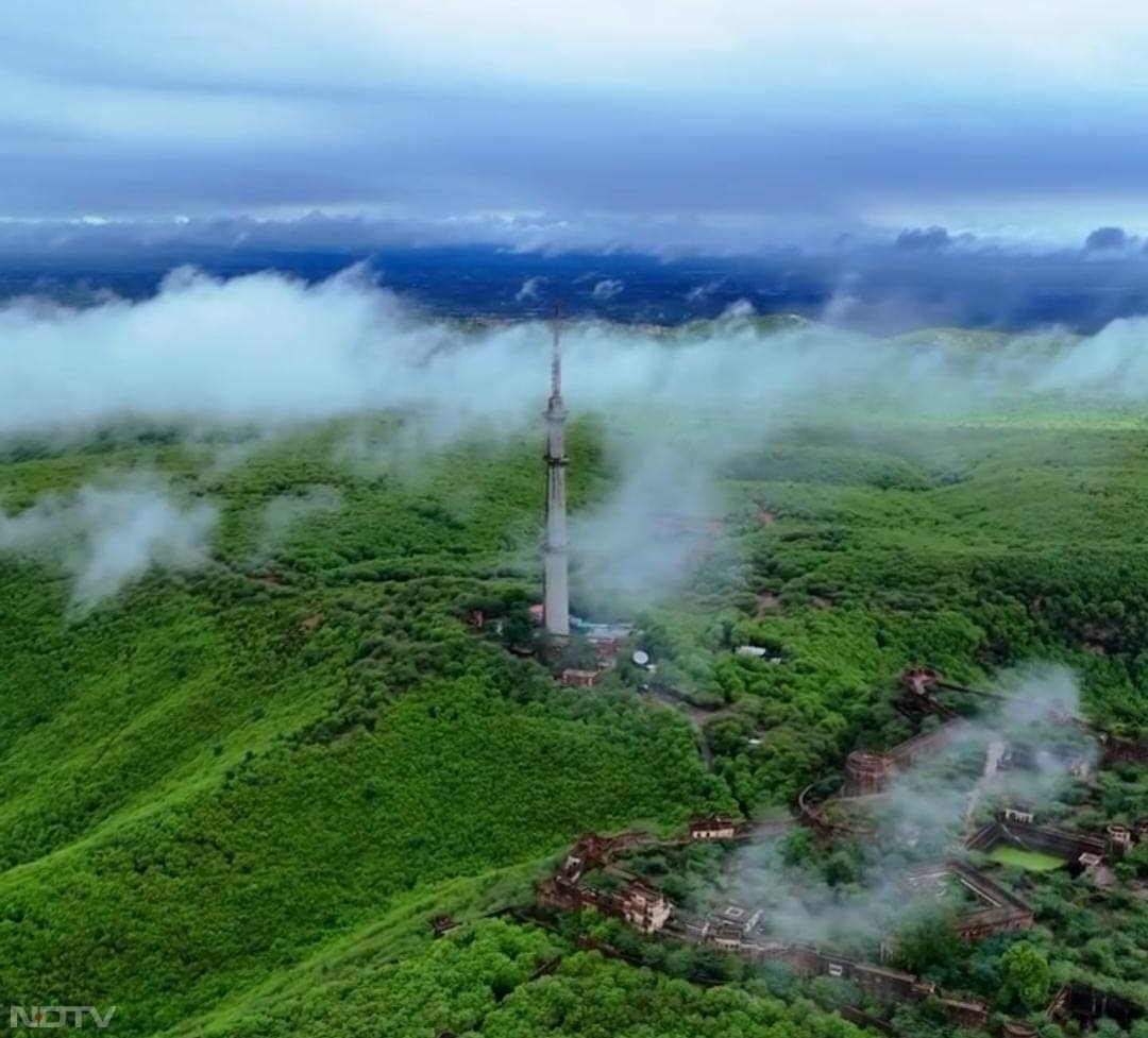 784 साल पुराने इस शहर में पहाड़ी पर बना एक किला है. इसमें विश्व प्रसिद्ध चित्रकला शैली समेत देखने लायक कई चीज़ें हैं.