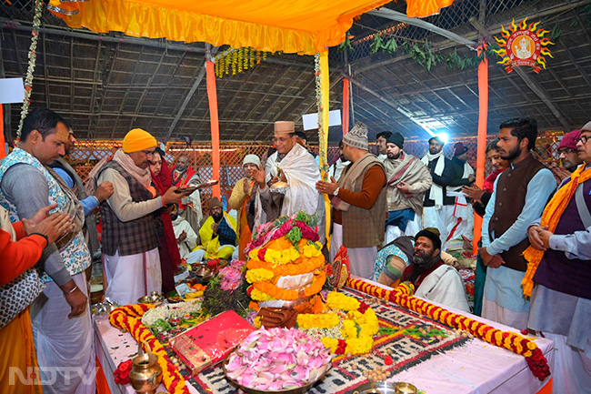 उन्होंने कहा कि मंदिर के भीतर हल्की रोशनी वास्तुशिल्प तत्वों को उजागर करेगी जबकि बाहरी रोशनी शाम के बाद ही चालू की जाएगी.