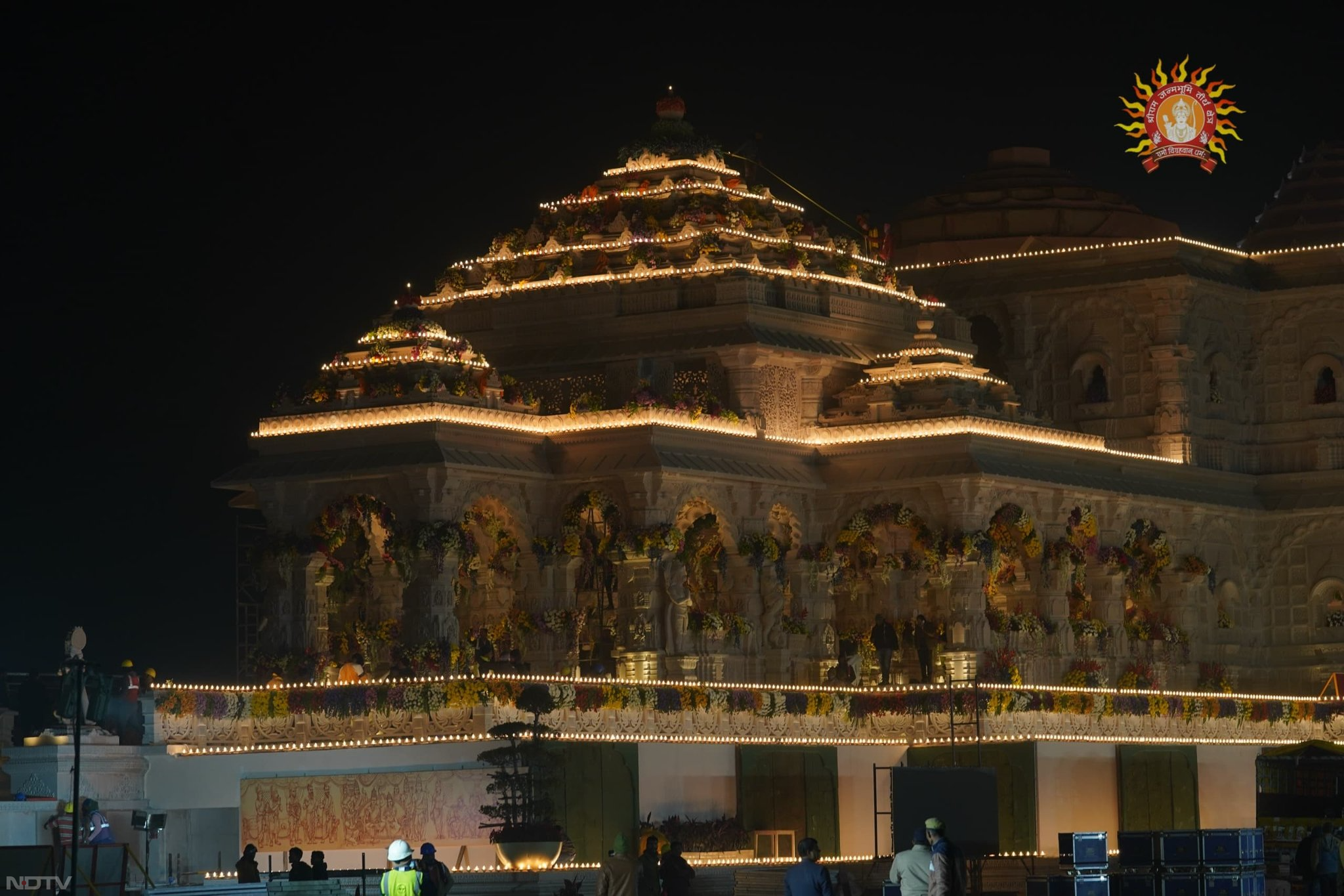 इस भव्य राम मंदिर समारोह के लिए मंदिर ट्रस्ट ने 7,000 से अधिक प्रतिष्ठित लोगों को न्योता भेजा है. इनमें सचिन तेंदुलकर, विराट कोहली, बॉलीवुड सुपरस्टार अमिताभ बच्चन भी शामिल हैं.