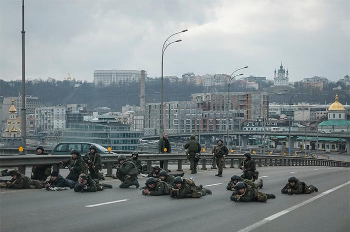 Servicemen of the Ukrainian National Guard take positions in central Kyiv,
