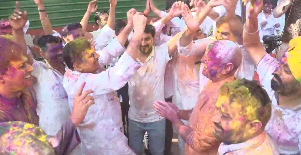 Aam Aadmi Party leader and former Deputy Chief Minister of Delhi Manish Sisodia organised a Holi celebration at his residence where he enjoyed the festival with friends, family, party workers and the citizens of Delhi. In one of the videos from the gathering, Mr Sisodia was seen dancing alongside his colleague Sanjay Singh.