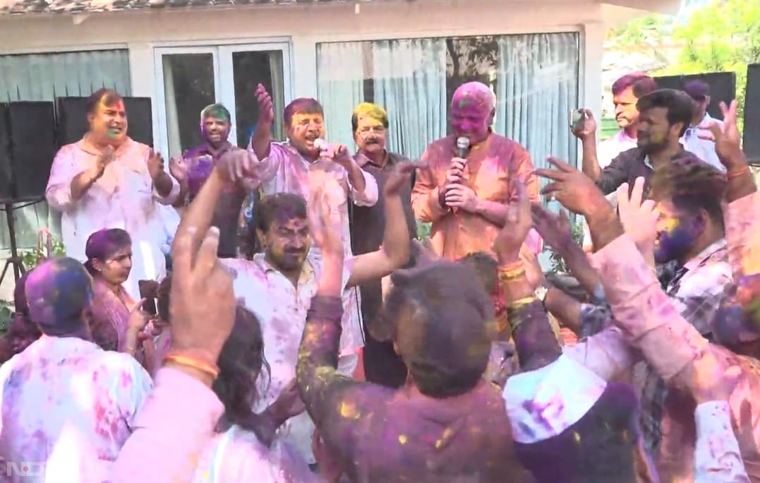 AAP leaders Sanjay Singh and Manish Sisodia dance and sing as they celebrate Holi together.