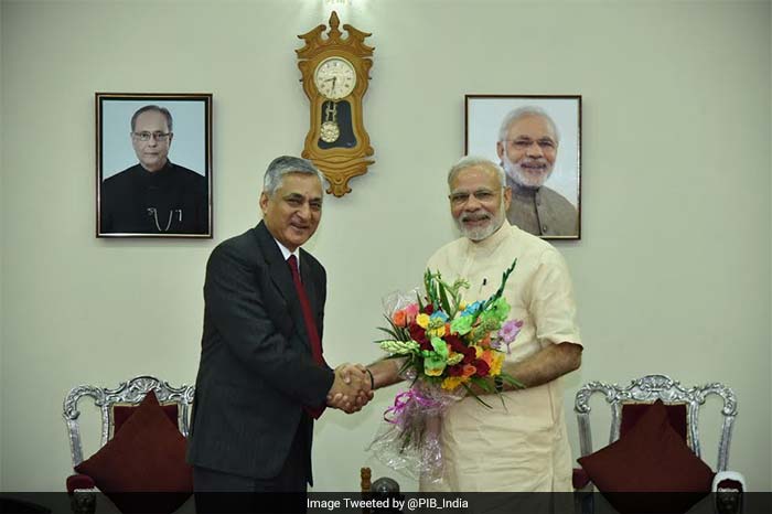 PM Modi also met Chief Justice TS Thakur at Gujarat's Raj Bhawan, who presented him with a bouquet of flowers.