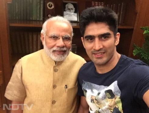 पूर्व मुक्केबाज और बीजेपी नेता विजेंदर सिंह ने पीएम मोदी के साथ उनकी एक फोटो शेयर कर उन्हें जन्मदिन की शुभकामनाएं दीं हैं.
