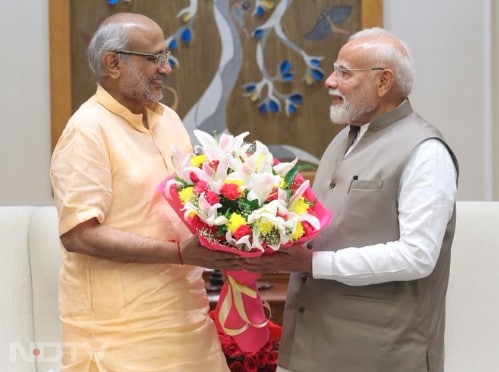 उपराष्ट्रपति सीपी राधाकृष्णन ने पीएम मोदी को जन्मदिन की हार्दिक शुभकामनाएं देते हुए कहा कि मातृभूमि की सेवा में समर्पित आपके दीर्घायु, स्वस्थ और संपूर्ण जीवन की कामना करता हूं.