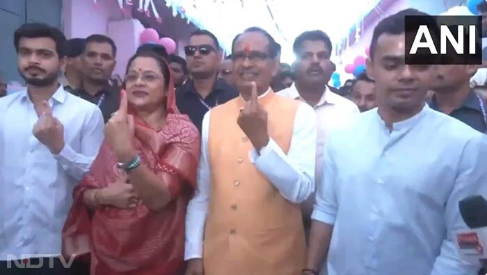 Former Madhya Pradesh Chief Minister and BJP candidate from Vidisha, Shivraj Singh Chouhan casts vote at a polling booth in Sehore.
