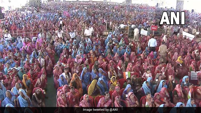 वहीं, कार्यक्रम में भारी संख्या में लोग शामिल हुए.