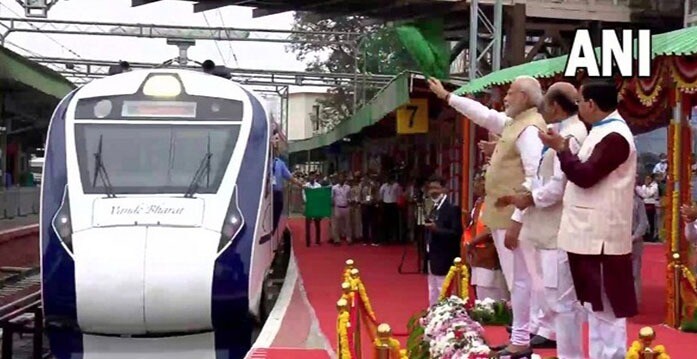 पीएम मोदी ने बेंगलुरु में वंदे भारत एक्सप्रेस, भारत गौरव काशी दर्शन ट्रेन को हरी झंडी दिखाई
