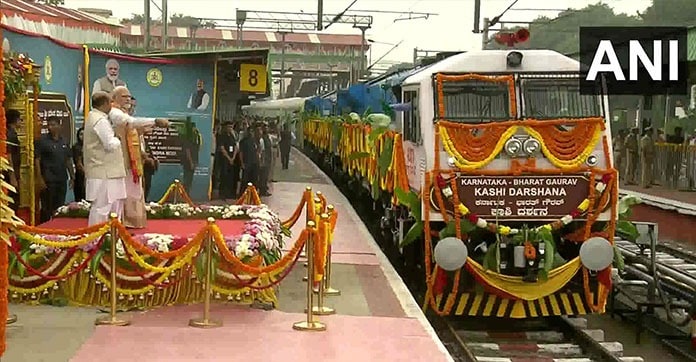 पीएम मोदी ने बेंगलुरु में वंदे भारत एक्सप्रेस, भारत गौरव काशी दर्शन ट्रेन को हरी झंडी दिखाई