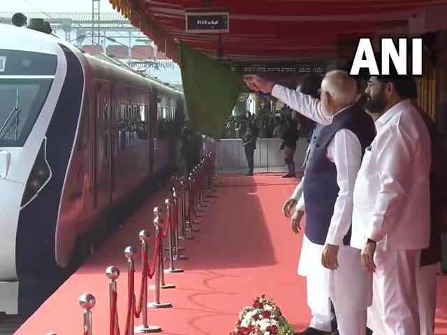 Photo : पीएम मोदी ने नागपुर-बिलासपुर रूट पर वंदे भारत एक्सप्रेस ट्रेन को दिखाई हरी झंडी