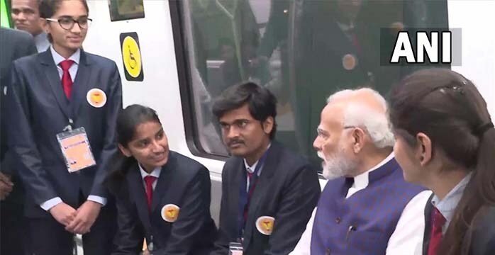 पीएम मोदी ने नागपुर-बिलासपुर रूट पर वंदे भारत एक्सप्रेस ट्रेन को दिखाई हरी झंडी