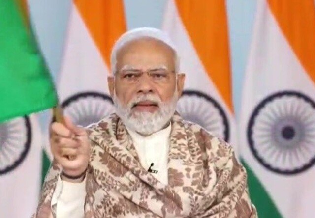 प्रधानमंत्री नरेंद्र मोदी ने शुक्रवार को दुनिया के सबसे लंबे रिवर क्रूज 'एमवी गंगा विलास' को हरी झंडी दिखाकर रवाना किया. (फोटो एएनआई)