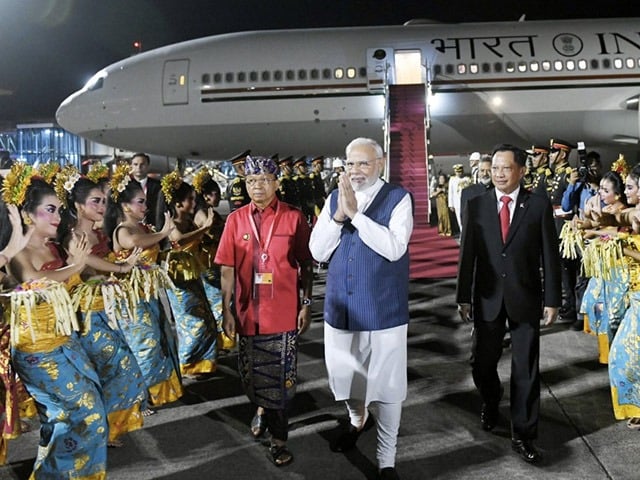 Photo : G20 Summit: G20 शिखर सम्मेलन में भाग लेने के लिए बाली पहुंचे पीएम मोदी, हुआ ज़ोरदार स्वागत