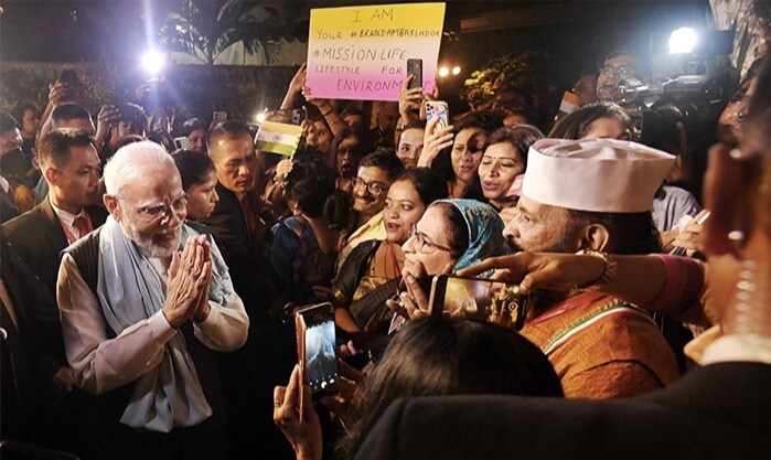 इंडोनेशिया के बाली में भारतीय समुदाय द्वारा प्रधानमंत्री मोदी का ज़ोरदार स्वागत किया गया. (फोटो: पीटीआई)