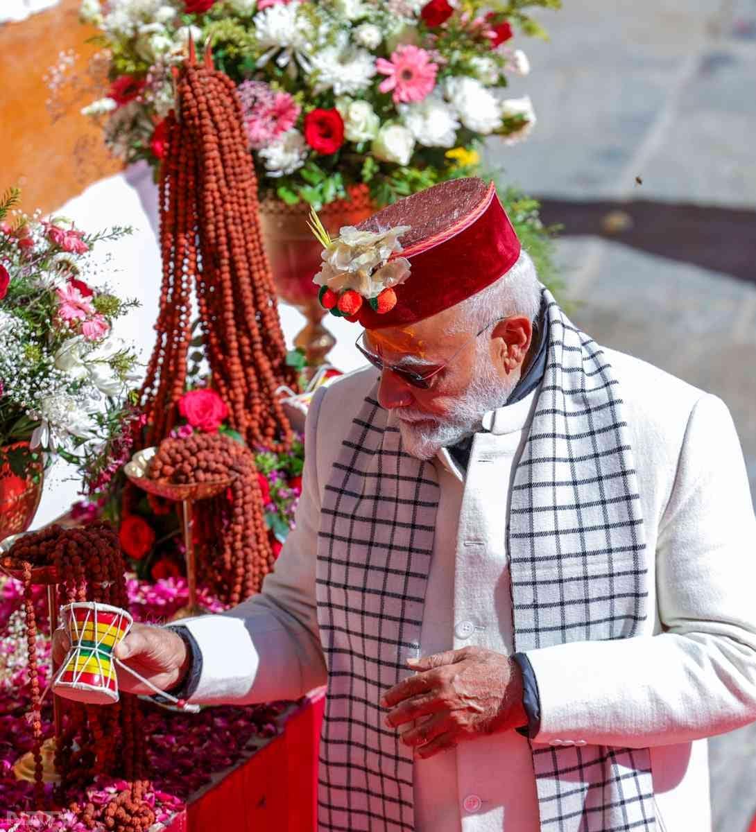 PM मोदी ने मुखबा में देवी गंगा के शीतकालीन प्रवास स्थल में पूजा-अर्चना की