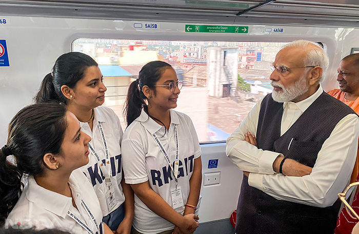 प्रधानमंत्री मोदी ने NaMo Bharat को दिखाई हरी झंडी, ट्रेन में छात्रों से की बातचीत