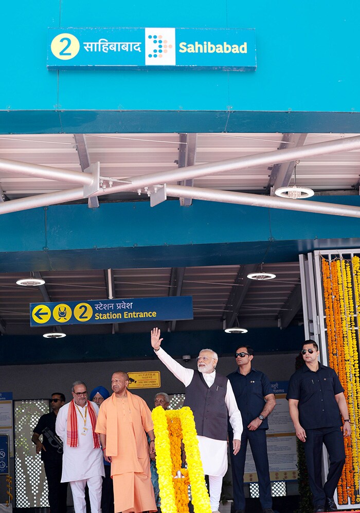 प्रधानमंत्री मोदी ने NaMo Bharat को दिखाई हरी झंडी, ट्रेन में छात्रों से की बातचीत