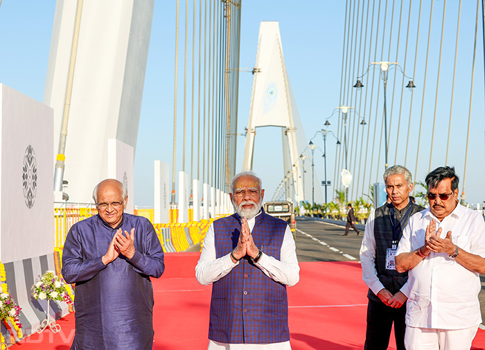 पीएम मोदी ने गुजरात में किया भारत के सबसे लंबे केबिल ब्रिज का उद्घाटन, समुंदर में लगाई आस्था की डूबकी