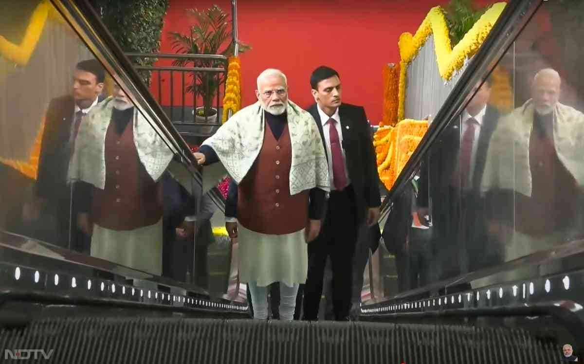 उद्घाटन से पहले पीएम मोदी ने यूपी के साहिबाबाद स्टेशन से न्यू अशोक नगर स्टेशन तक नमो भारत ट्रेन में यात्रा की.