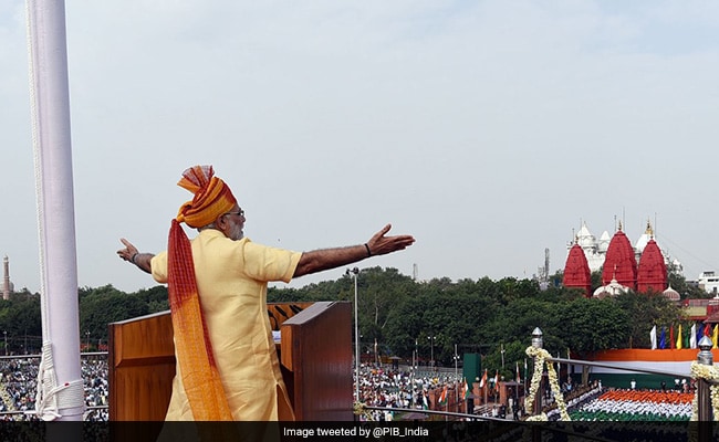 प्रधानमंत्री नरेंद्र मोदी ने 71वें स्वतंत्रता दिवस के मौके राष्ट्र को संबोधित करते हुए स्वतंत्रता दिवस के साथ जन्माष्टमी का पर्व की शुभकामनाएं दी. उन्होंने कहा कि सुदर्शन चक्र धारी मोहन से लेकर चरखा धारी मोहन तक हमारी विरासत है. देश की आजादी के लिए, देश की आन बान शान के लिए, देश के गौरव के लिए हजारों लोगों ने बलिदान दिया, यातनाएं झेली हैं, उन सभी महानुभावों को, माता बहनों को सवा सौ करोड़ देश वासियों की ओर से उनको नमन करता हूं.