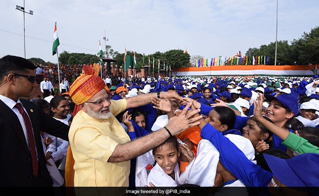 गोरखपुर की घटना का जिक्र करते हुए पीएम बोले, ऐसे समय पूरा देश उनके साथ है. उन्होंने कहा कि लोगों की सुविधा के लिए हम सब कुछ करेंगे.