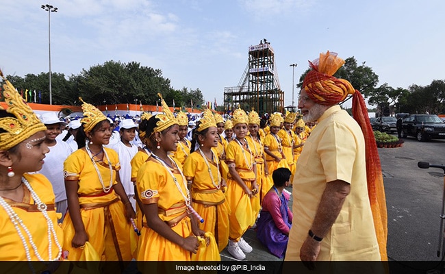 किसानों को संबोधित करते हुए मोदी बोले, हमारे किसान आज रिकॉर्ड फसल उत्‍पादन करके दे रहा है. फसल बीमा योजना से सवा करोड़ किसान जुड़े हैं. किसानों के लिए हमने 21 योजनाएं लागू कीं. जल्‍दी ही बाकी योजनाएं लागू की जाएंगी. 2022 तक ऐसा हिंदुस्‍तान बनाएंगे जहां किसान चिंता में नहीं चैन से सोएगा.