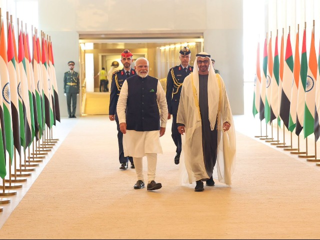 Photo : पीएम मोदी UAE पहुंचे, राष्ट्रपति शेख मोहम्मद बिन जायद से की बातचीत