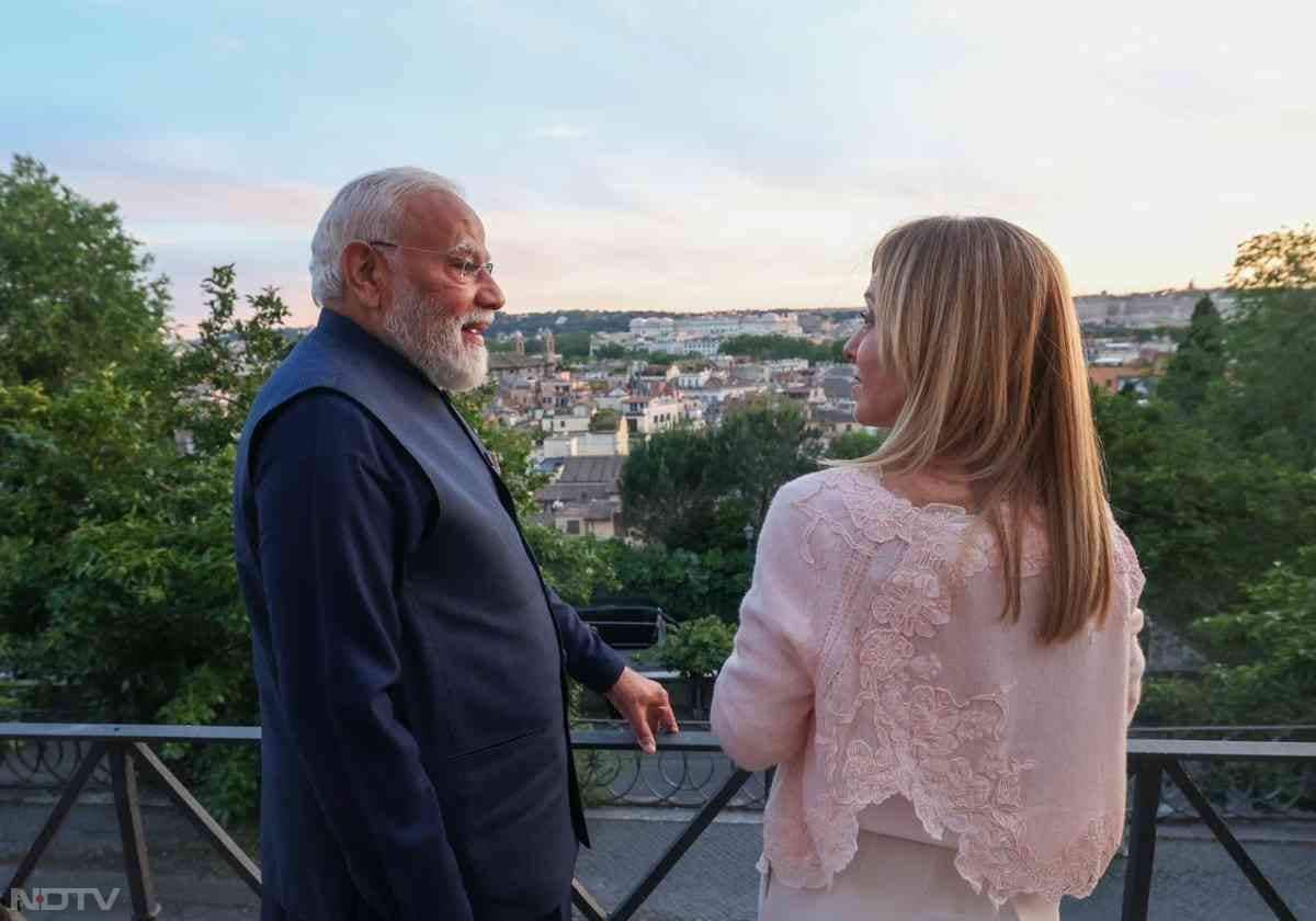 प्रधानमंत्री नरेंद्र मोदी ने इटली पहुंचने के बाद प्रधानमंत्री जॉर्जिया मेलोनी से मुलाकात की है. दोनों नेताओं ने डिनर पर मुलाकात के दौरान अलग-अलग मुद्दों पर चर्चा की.
