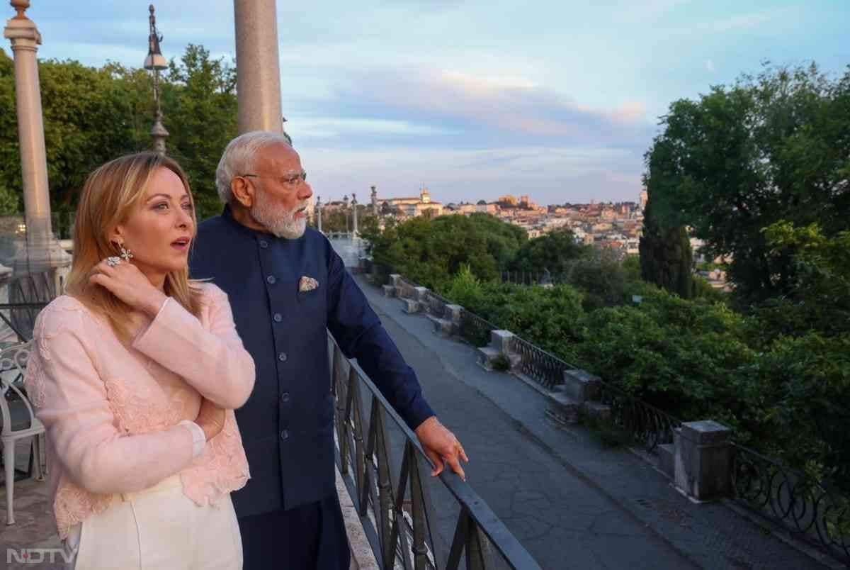 इससे पहले, इटली की प्रधानमंत्री जॉर्जिया मेलोनी ने पीएम मोदी के साथ अपनी एक तस्वीर शेयर करते हुए लिखा, "रोम में आपका स्वागत है, मेरे दोस्त."