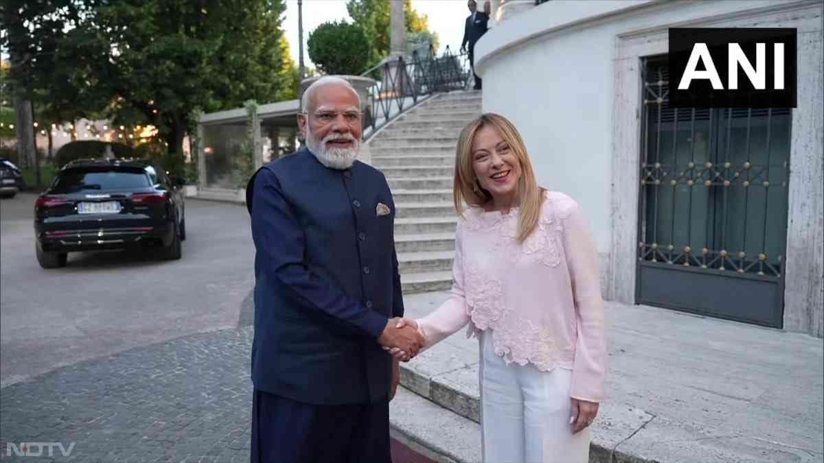 रोम पहुंचने पर प्रधानमंत्री नरेंद्र मोदी ने भारतीय नागरिकों से भी मुलाकात की. प्रधानमंत्री मोदी अपने 5 देशों के दौरे के आखिरी पड़ाव के लिए इटली में हैं.