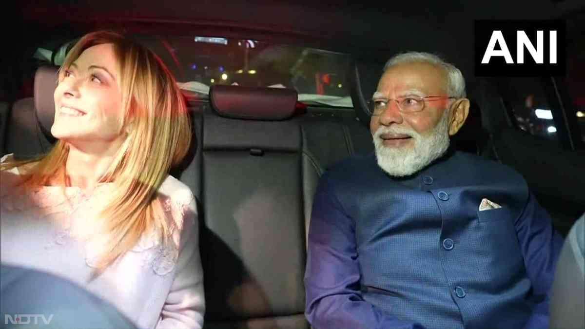 पीएम मोदी इस बार इटेलियन पीएम मेलोनी के साथ उनकी कार में सफर करते नजर आए.