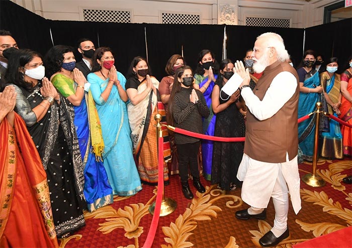 पीएम मोदी का एयरपोर्ट से लेकर होटल तक जोरदार स्वागत हुआ.