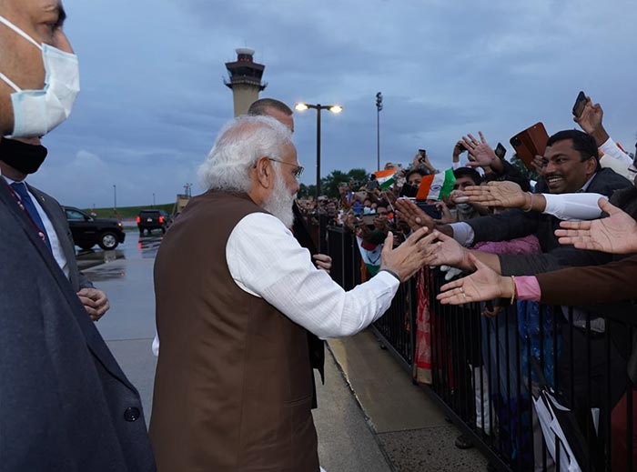 सुबह से ही भारी बारिश के बावजूद, प्रधानमंत्री का स्वागत करने के लिए एंड्रयूज ज्वाइंट एयरफोर्स बेस पर बड़ी संख्या में भारतीय अमेरिकी भी मौजूद थे.