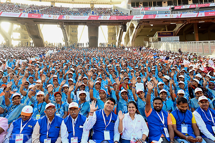 गुजरात मिल्क फेडरेशन की 50वीं जयंती के मौके पर आयोजित कार्यक्रम में बड़ी संख्या में गुजरात के किसान मौजूद रहे. फोटो: एएनआई