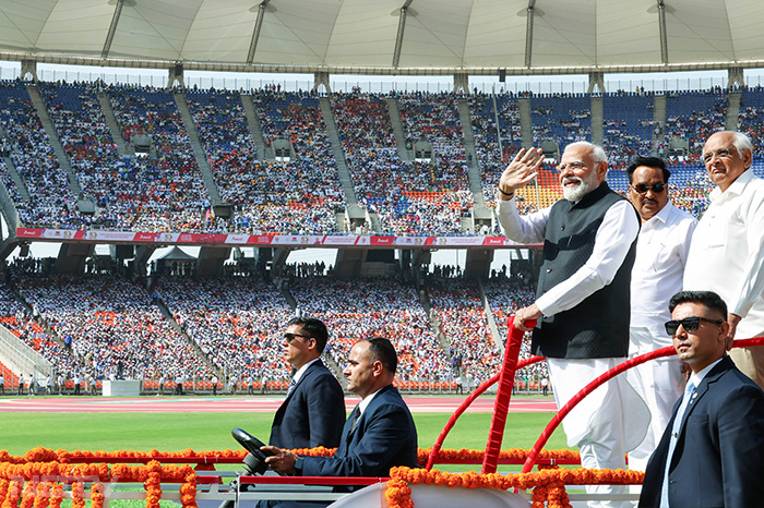 समारोह को संबोधित करते हुए पीएम मोदी ने कहा कि गुजरात के गांवों ने मिलकर 50 साल पहले जो पौधा लगाया था वह आज विशाल वटवृक्ष बन गया है, इस विशाल वटवृक्ष की शाखाएं आज देश विदेश तक फैल चुकी हैं. फोटो: एएनआई