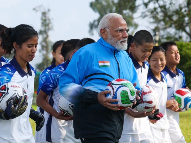 गंगटोक में PM मोदी ने बच्चों संग खेला फुटबॉल, नीली जर्सी में स्पोर्टी लुक देखते ही बन रहा