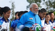 जॉगिंग, किक और गोल.. सिक्कम में बच्चों के साथ पीएम मोदी ने खेला फुटबॉल, तस्वीरें