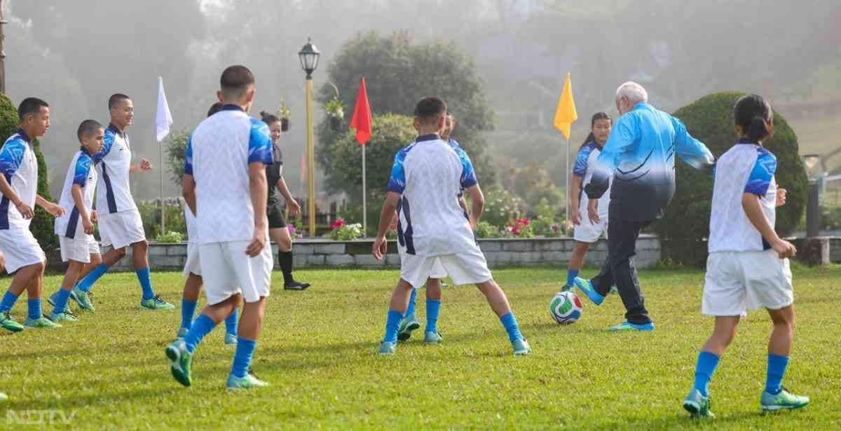 सिक्किम के 50वें स्थापना दिवस के समापन समारोह में शामिल होने पहुंचे पीएम मोदी ने मंगलवार सुबह राजधानी गंगटोक में युवाओं के साथ फुटबॉल खेला.