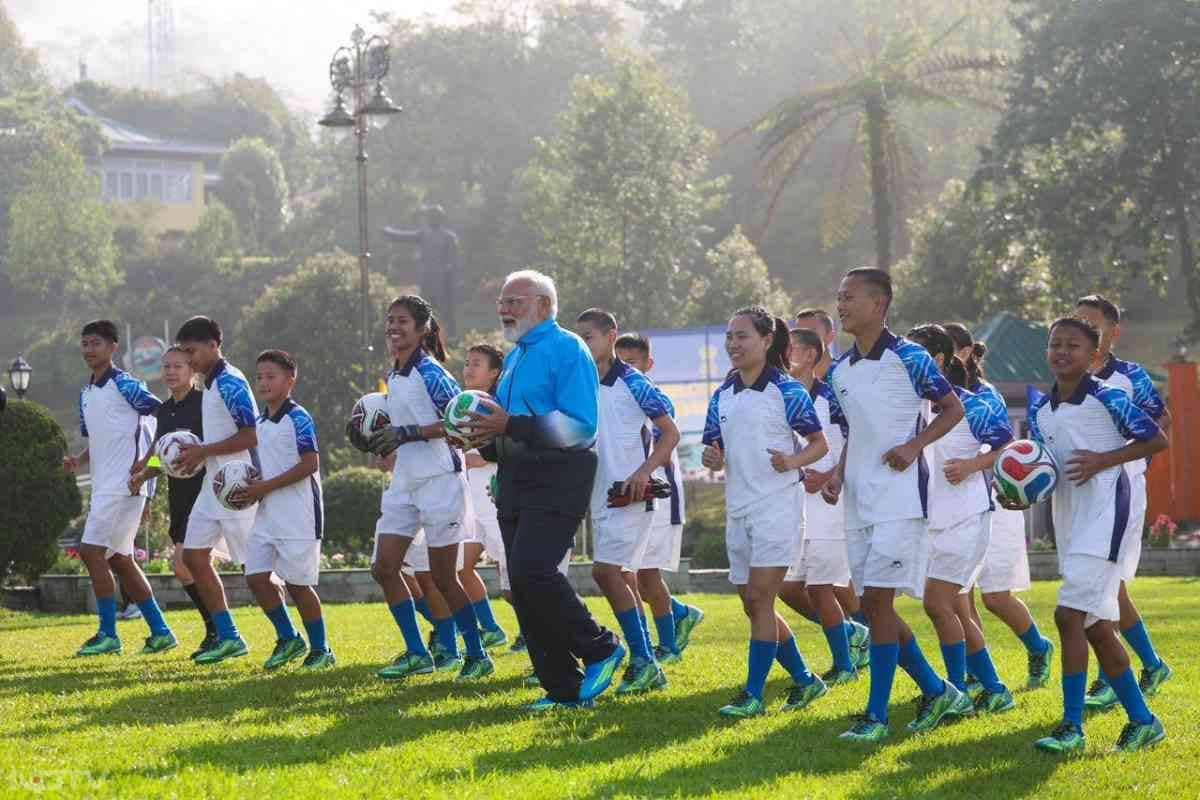 पीएम मोदी ने युवाओं के साथ फुटबॉल खेलते हुए कई तस्वीरें सोशल मीडिया पर साझा की हैं.