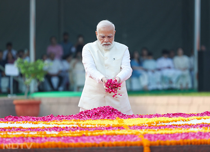 प्रधानमंत्री नरेन्द्र मोदी ने राष्ट्रपिता महात्मा गांधी की 154वीं जयंती पर सोमवार को उन्हें श्रद्धांजलि अर्पित की और कहा कि उनकी कालजयी शिक्षाएं हमारा मार्गदर्शन करती रहती हैं. फोटो: पीआईबी