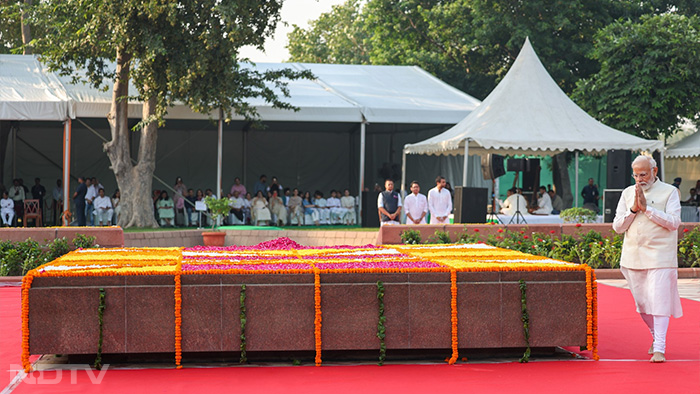 प्रधानमंत्री मोदी ने भारत के दूसरे प्रधानमंत्री लाल बहादुर शास्त्री को भी दो अक्टूबर को उनकी जयंती पर याद करते हुए कहा कि उनकी सादगी और राष्ट्र के प्रति उनका समर्पण पीढ़ियों को प्रेरित करता रहेगा. फोटो: पीआईबी