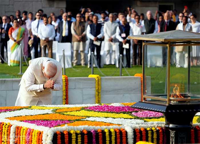 बाद में प्रधानमंत्री राजधानी के राजघाट स्थित बापू के समाधि स्थल भी गए और उन्हें पुष्प अर्पित कर श्रद्धांजलि दी. इस अवसर पर वहां सर्व धर्म प्रार्थना सभा का भी आयोजन किया गया, जिसमें केंद्रीय मंत्रियों सहित भारतीय जनता पार्टी (भाजपा) के वरिष्ठ नेता और राजनयिक भी मौजूद थे. फोटो: पीआईबी