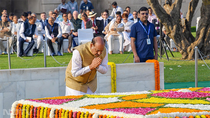 लोकसभा अध्यक्ष ओम बिरला दिल्ली में गांधी जयंती के अवसर पर राजघाट पर महात्मा गांधी की समाधि पर श्रद्धांजलि अर्पित करने पहुंचे. फोटो: पीआईबी