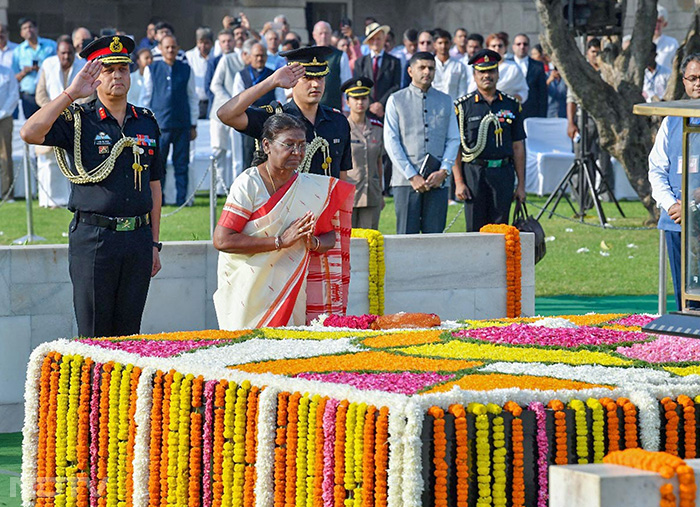 राष्ट्रपति द्रौपदी मुर्मू ने भी पुष्प अर्पित कर महात्‍मा गांधी को श्रद्धांजलि दी. फोटो: पीटीआई