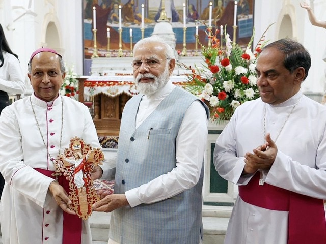 Photo : ईस्टर पर दिल्ली के सेक्रेड हार्ट चर्च में पहुंचे PM नरेंद्र मोदी, प्रार्थना में भी हुए शामिल