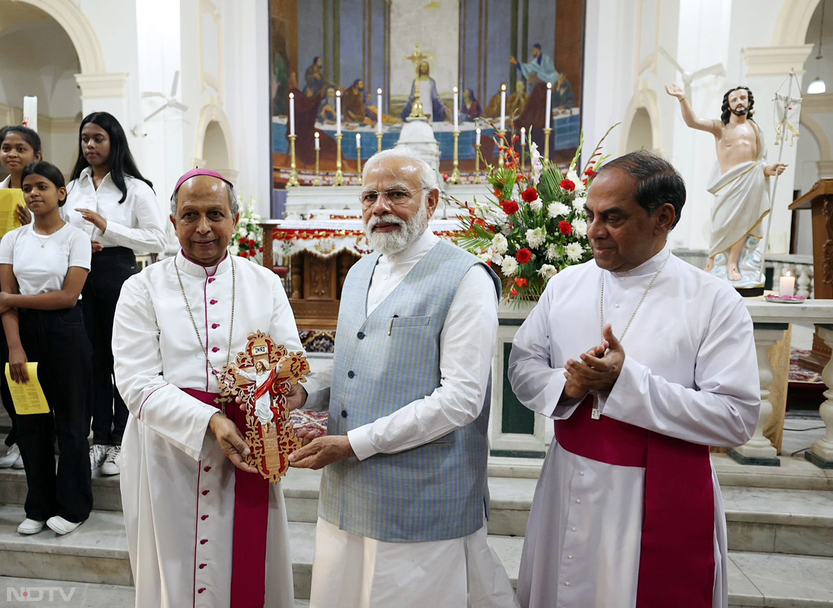 ईस्टर पर दिल्ली के सेक्रेड हार्ट चर्च में पहुंचे PM नरेंद्र मोदी, प्रार्थना में भी हुए शामिल
