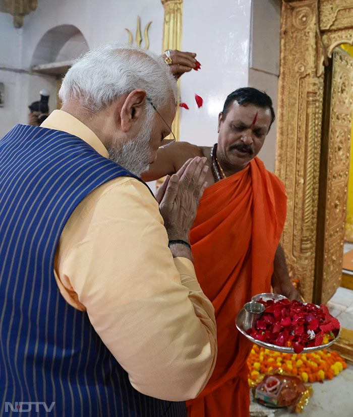 दंतेश्वरी मंदिर में पूजा अर्चना करने के बाद प्रधानमंत्री कार्यक्रम स्थल के लिए रवाना हो गए. फोटो: पीआईबी