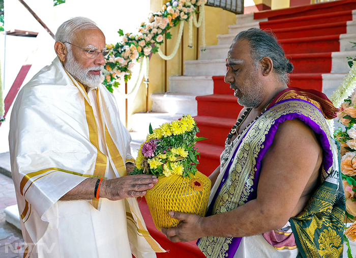 मंदिर के पुजारियों ने बताया कि पीएम मोदी अपने साथ तमिलनाडु से पवित्र जल का ‘कलश' लेकर गए हैं. फोटो: एएनआई